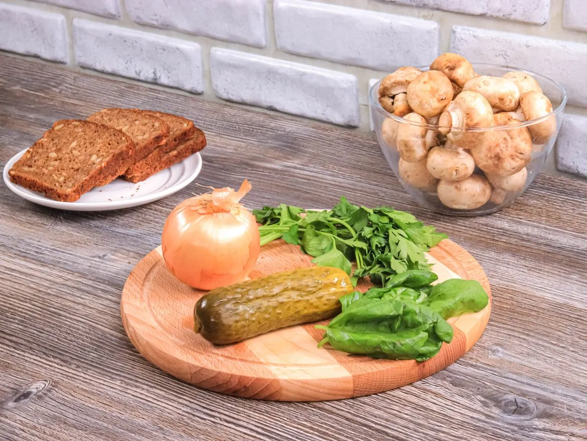 Шаг 1: Тосты с шампиньонами