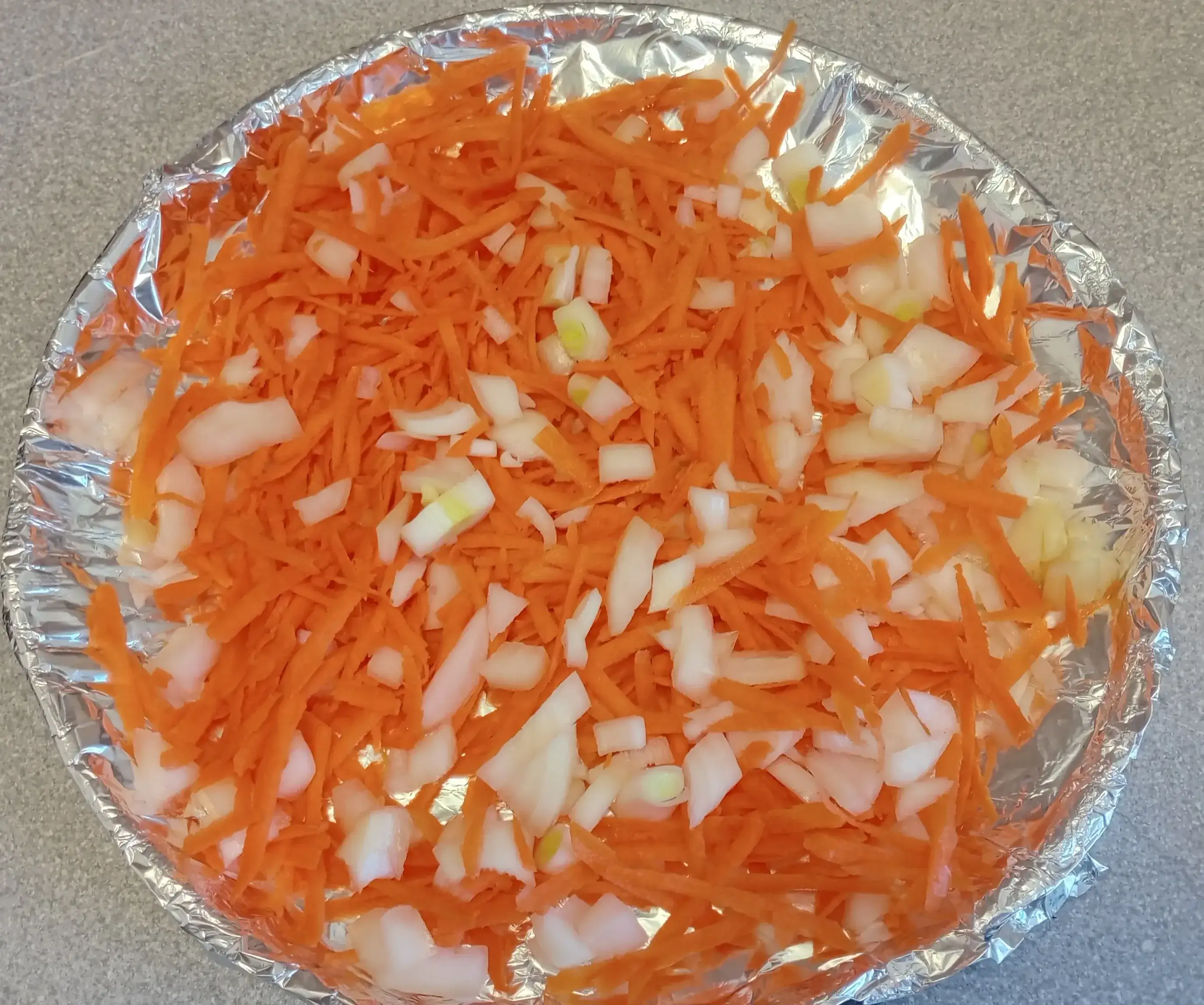 Треска запечённая с морковью и луком: шаг 1