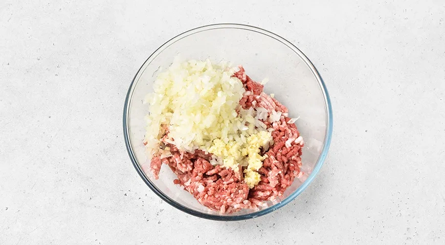 Треугольники из лаваша с фаршем и сыром: шаг 1