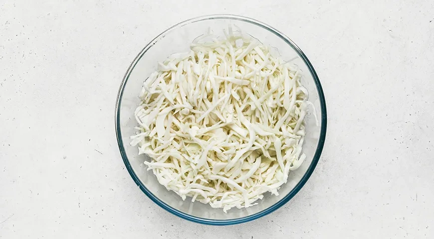 Тушеная капуста с кабачком и сосисками: шаг 1