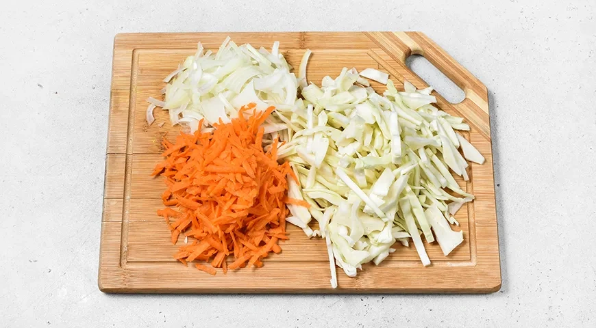 Тушеная капуста с картошкой: шаг 1