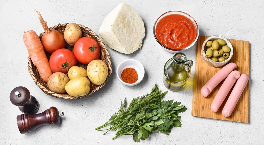 Тушеная капуста с картошкой и сосисками: шаг 1
