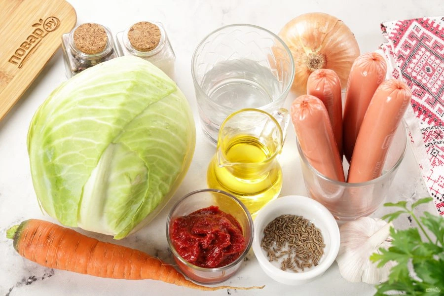 Шаг 1: Тушеная капуста с сосисками