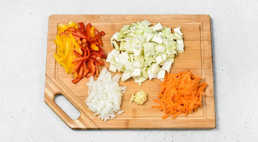 Тушеная капуста в сметанно-томатном соусе: шаг 1