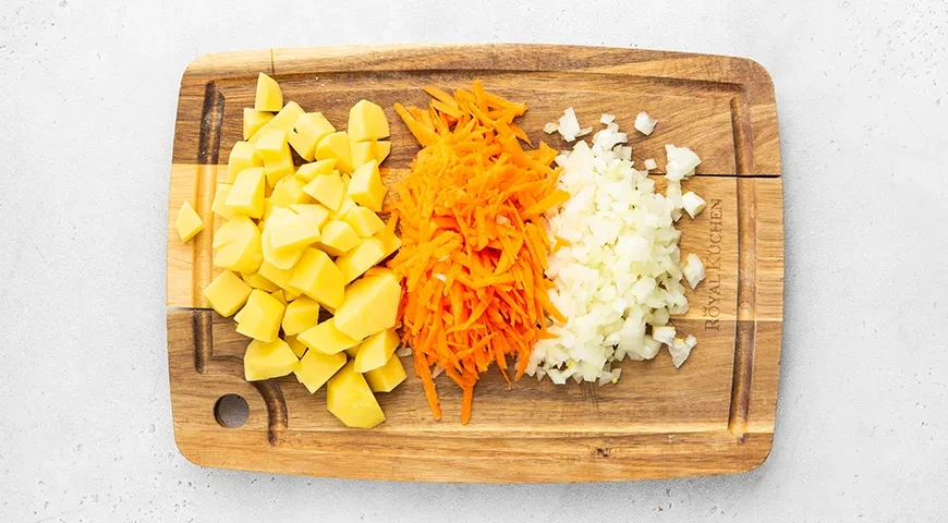 Тушеная картошка с тушенкой: шаг 1