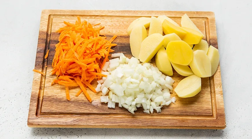 Тушенная картошка с томатной пастой: шаг 1