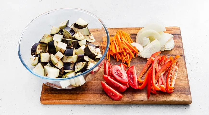 Тушенные баклажаны в мультиварке: шаг 1