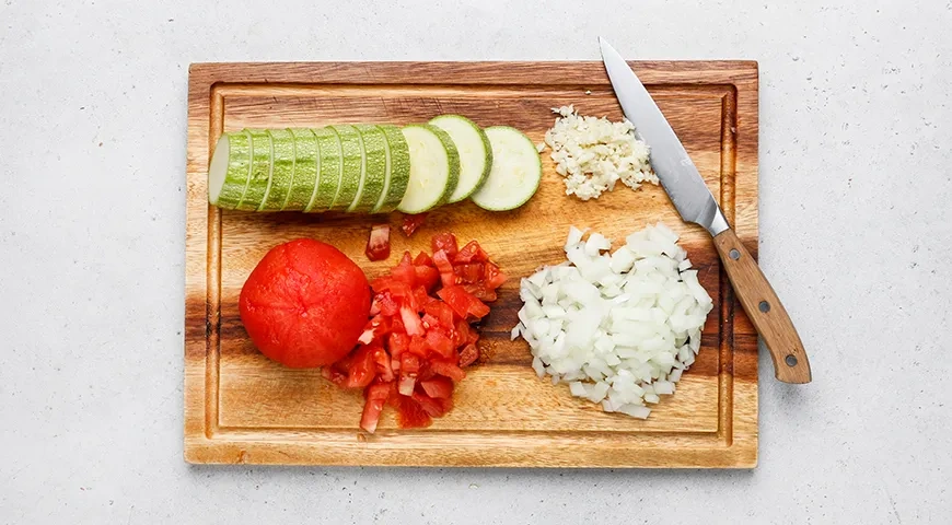 Тушеные кабачки с помидорами: шаг 1