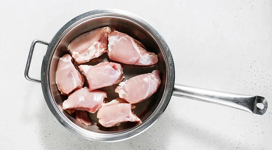 Тушеные куриные бедрышки с луком: шаг 1