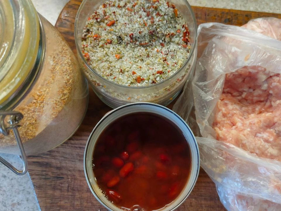 Шаг 1: Тушеные куриные котлеты с фасолью