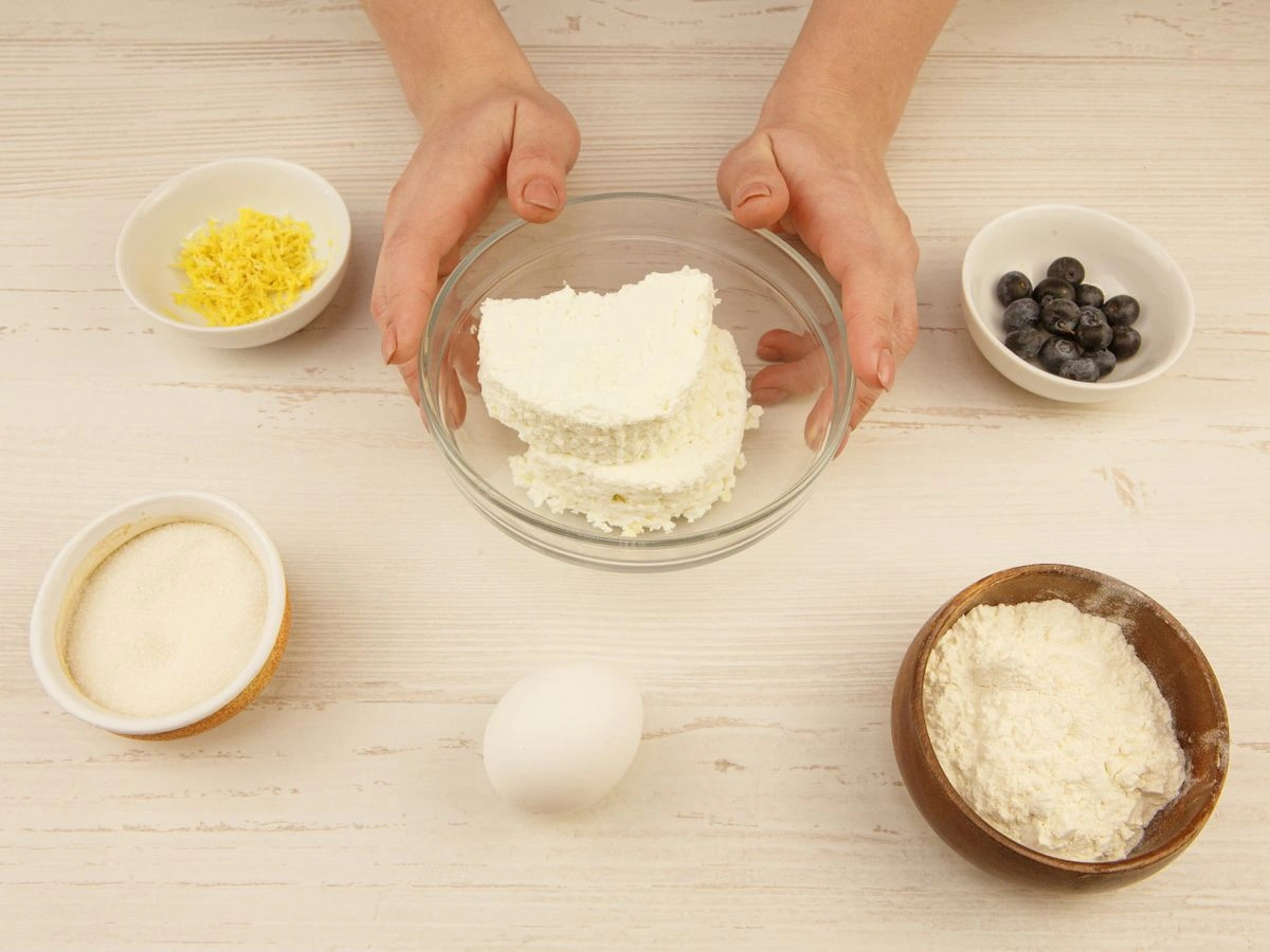 Шаг 1: Творожная запеканка с голубикой