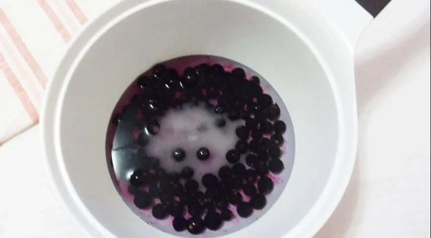 Творожные сырники с соусом из черной смородины: шаг 1