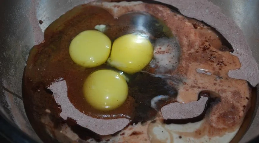 Творожно-бисквитный пирог с клубникой: шаг 1