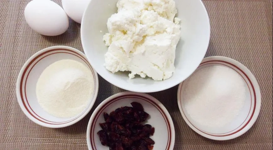 Творожный пудинг с изюмом в микроволновке: шаг 1