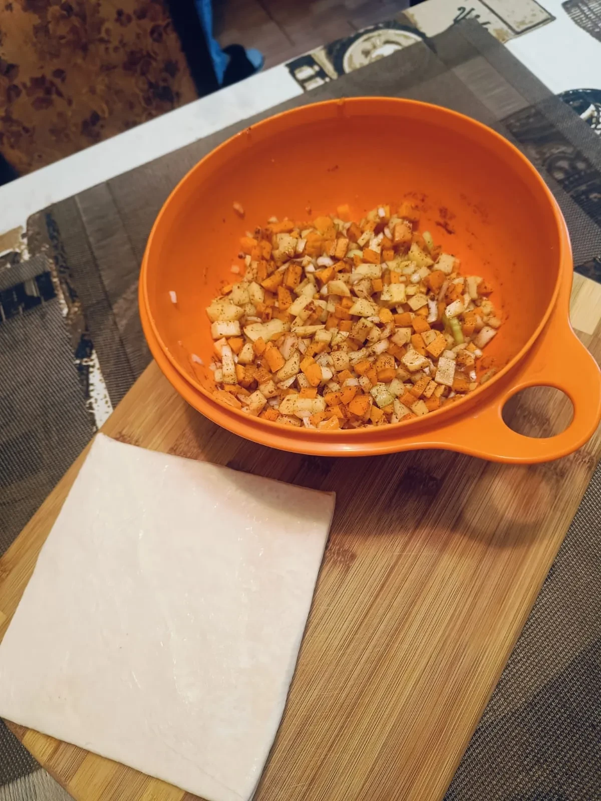 Тыквенно-картофельные слойки с кунжутом: шаг 1