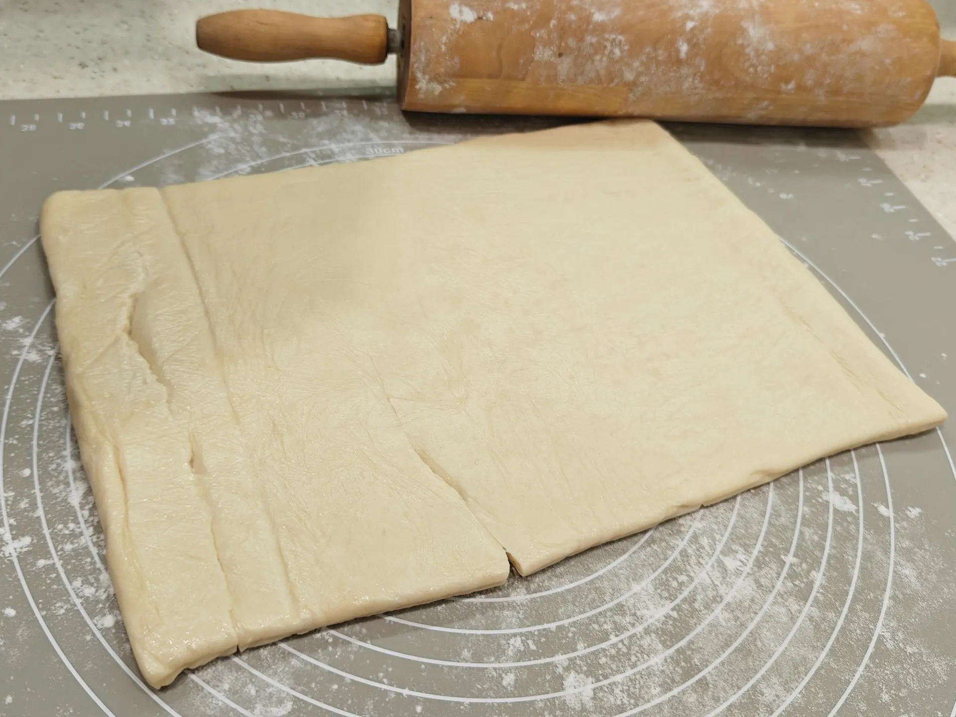 Шаг 1: Ушки с сахаром и корицей из слоеного теста