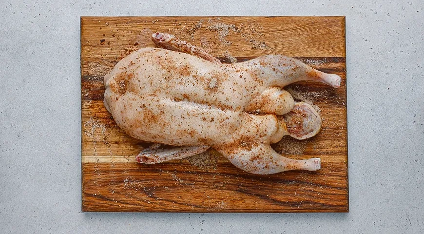 Утка целиком с картошкой в духовке: шаг 1