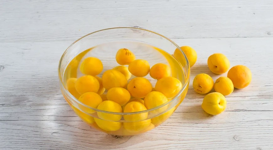 Варенье из абрикосов на зиму: шаг 1