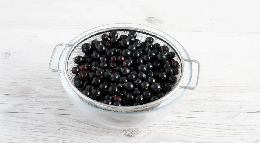 Варенье из черной смородины на зиму: шаг 1