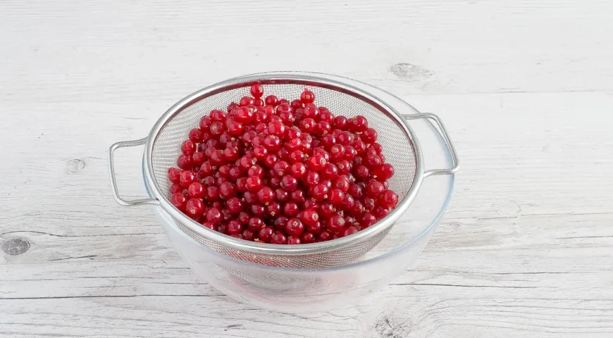 Варенье из красной смородины на зиму: шаг 1