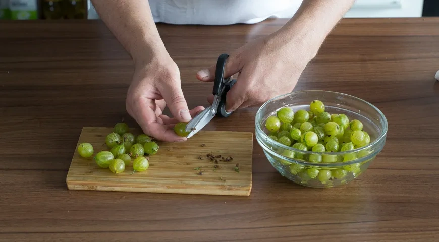 Варенье из крыжовника через мясорубку: шаг 1