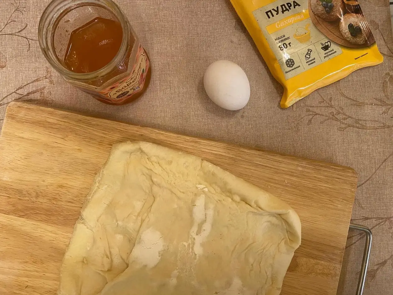 Шаг 1: Веночек абрикосовый из слоеного теста