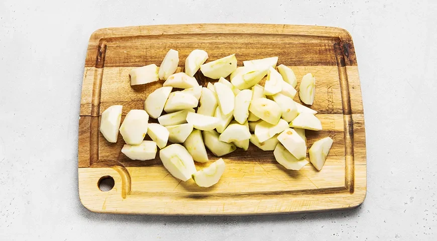 Яблочный пирог на сковороде: шаг 1