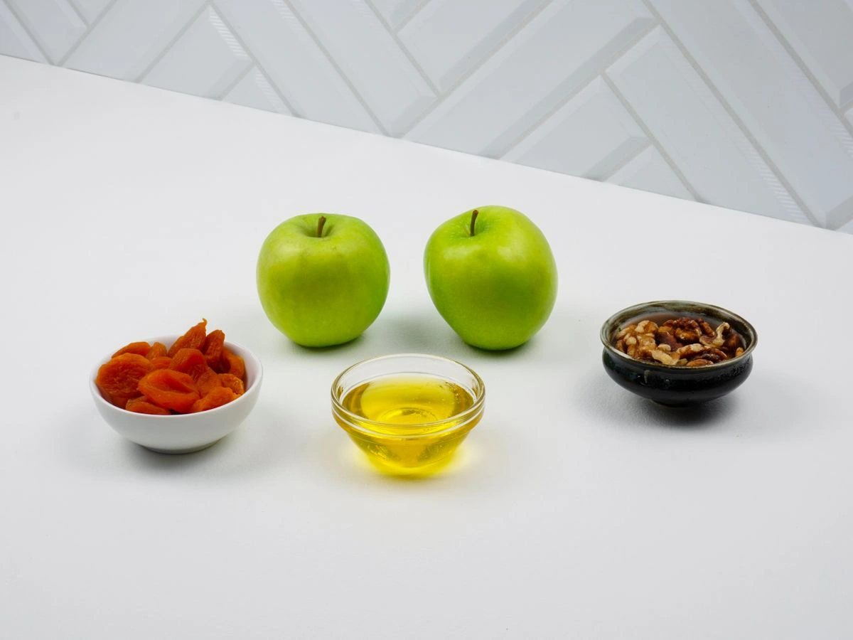 Шаг 1: Яблоки, запеченные с курагой и грецким орехом