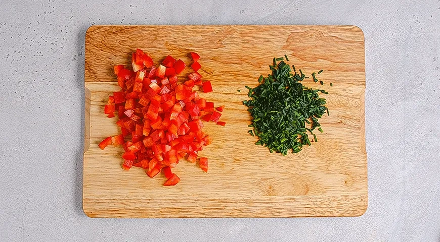 Яичные квадратики с овощами и беконом: шаг 1