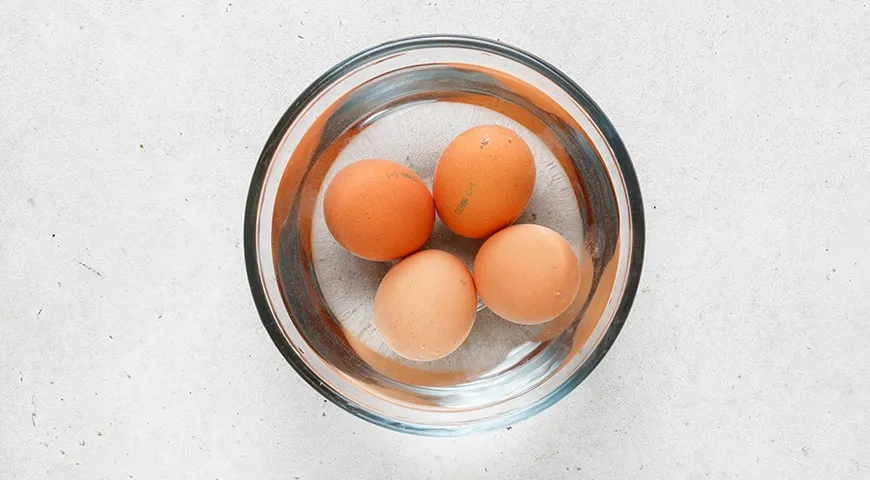 Яичный конвертик с сыром: шаг 1