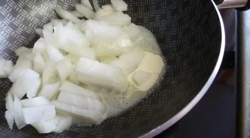 Яйца, фаршированные пикантным яблочным пюре: шаг 1