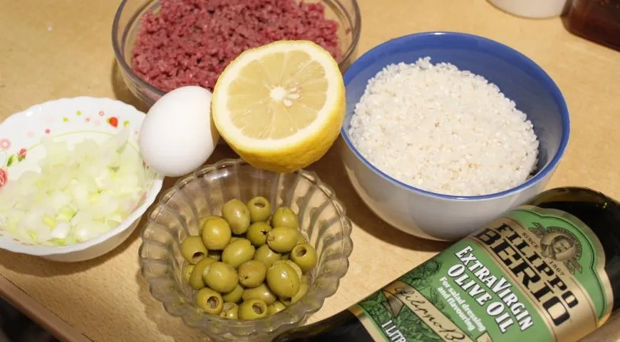 Тефтели с оливками с соусом авголемоно (Юварлакия): шаг 1