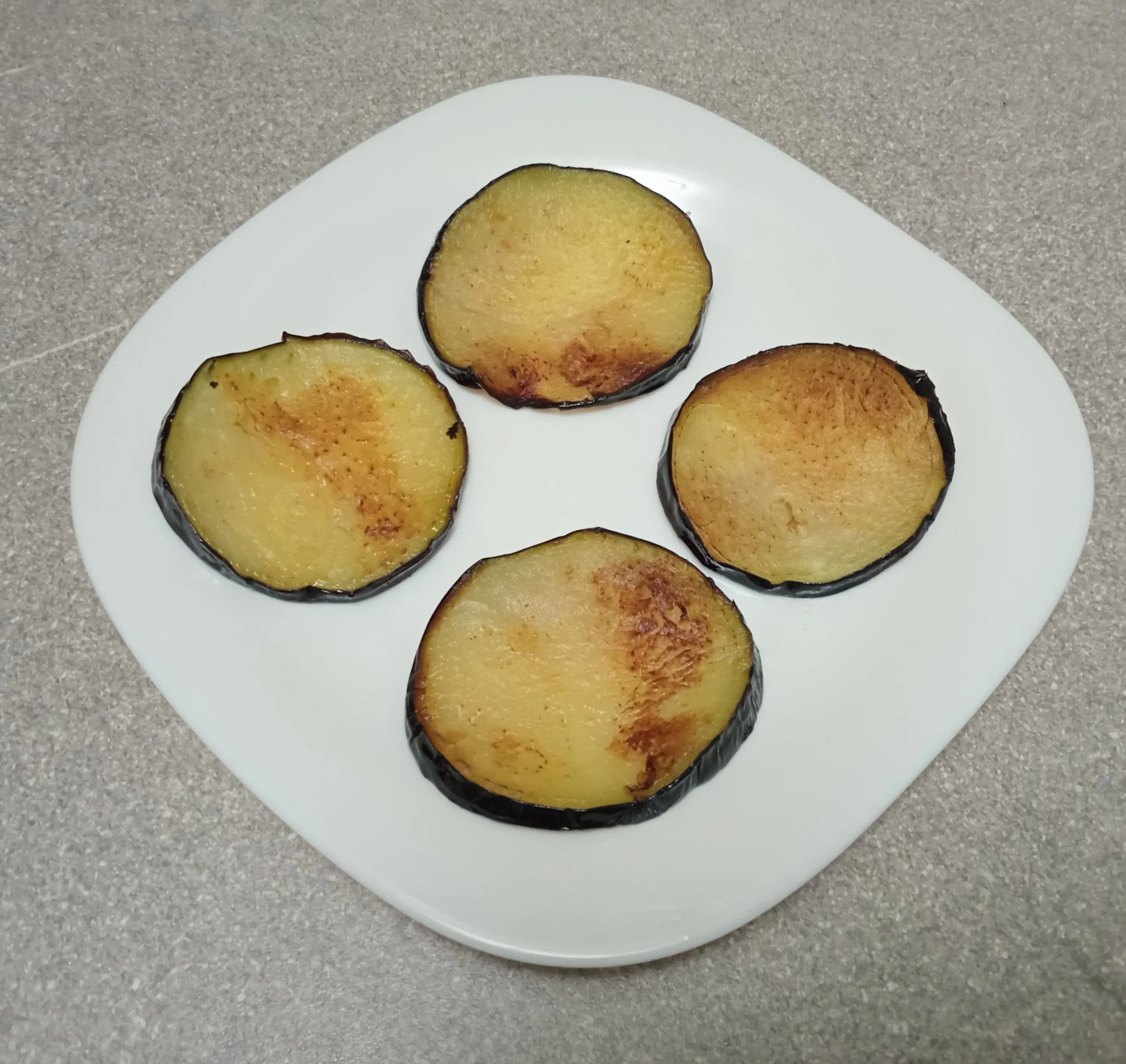 Закуска из баклажанов с помидорами и гранатом: шаг 1