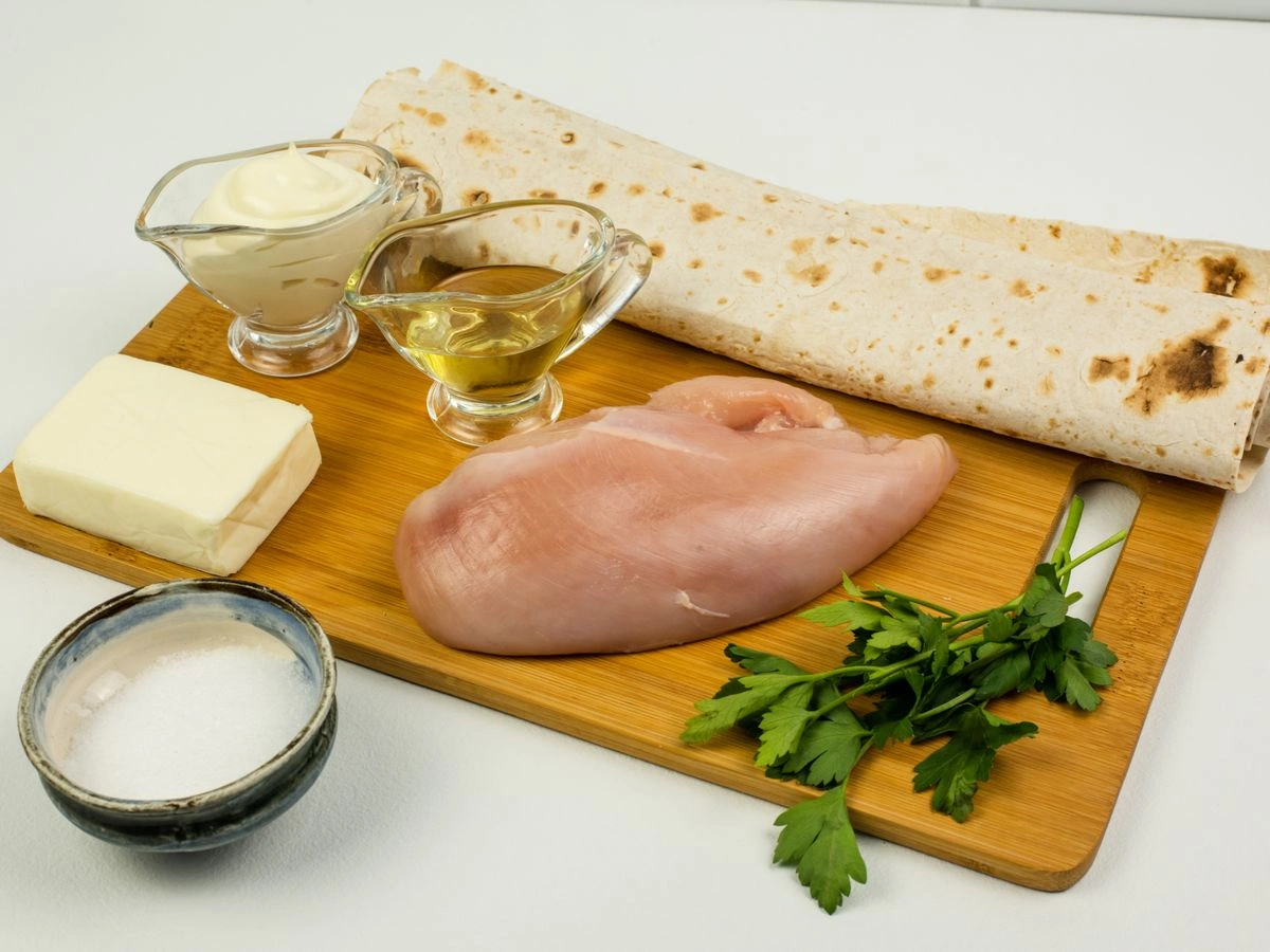 Шаг 1: Закуска из лаваша с курицей и плавленым сыром