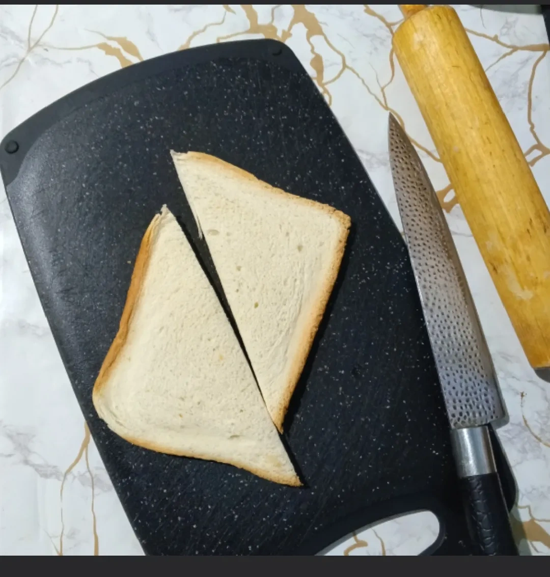 Закуска из тостового хлеба и шпрот: шаг 1