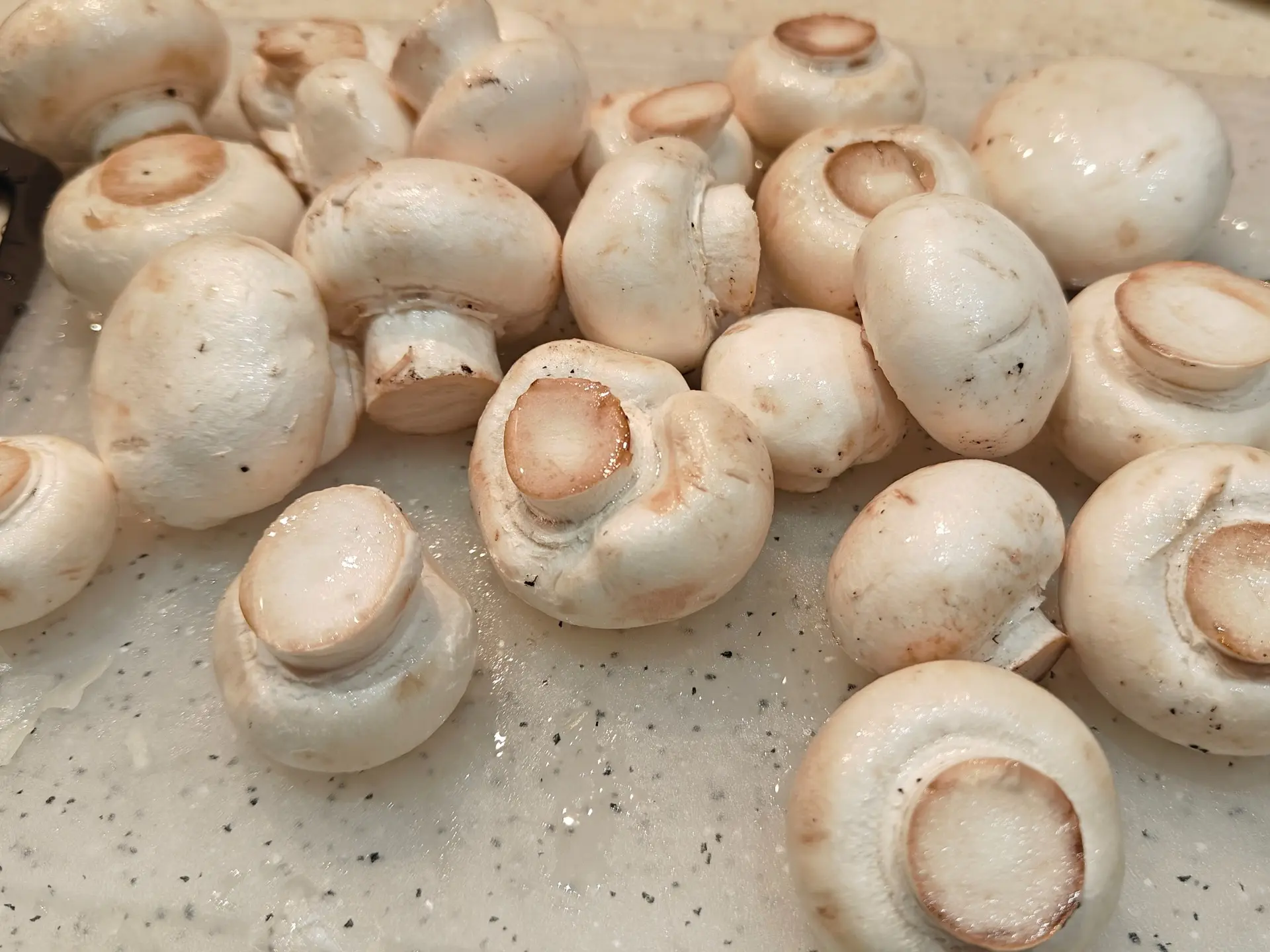 Шаг 1: Закусочные шампиньоны на сковороде