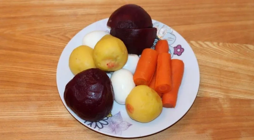 Закусочный торт Селедка под шубой: шаг 1