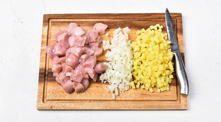 Заливной пирог на кефире с курицей и картошкой: шаг 1