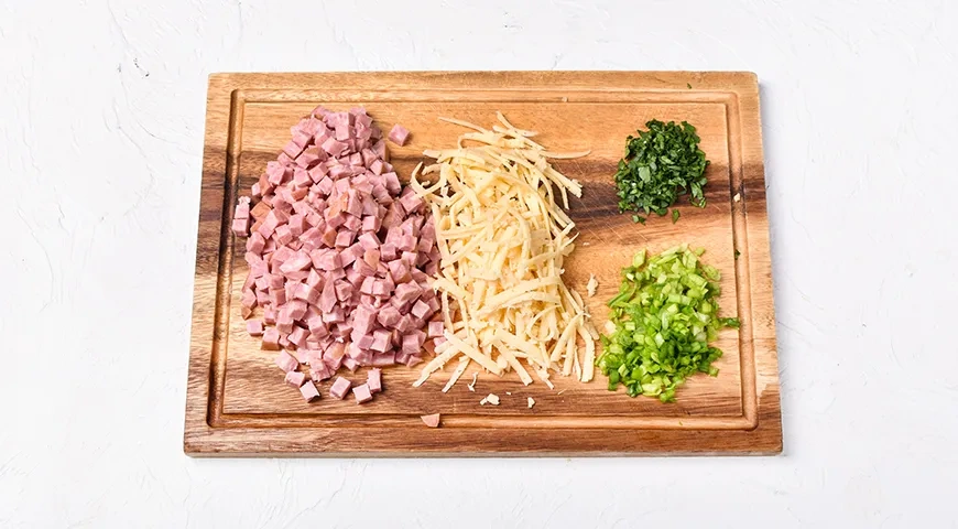 Заливной пирог с колбасой: шаг 1