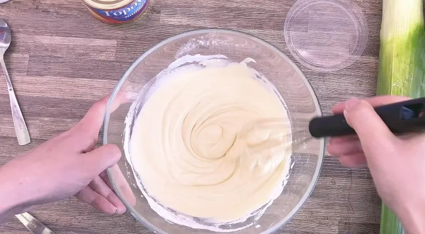 Заливной рыбный пирог из консервов: шаг 1