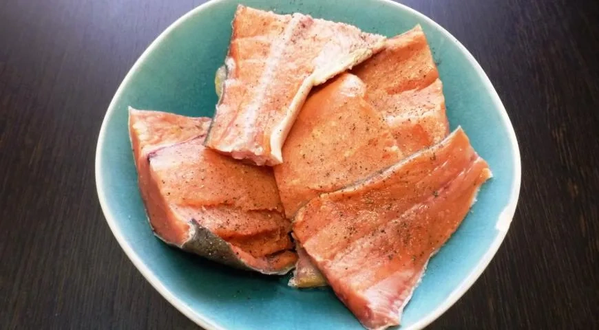 Запеченная горбуша под луковой шапочкой: шаг 1