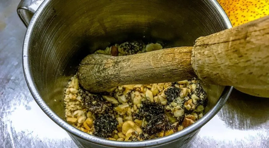 Запеченная груша с орехами и сыром маскарпоне: шаг 1