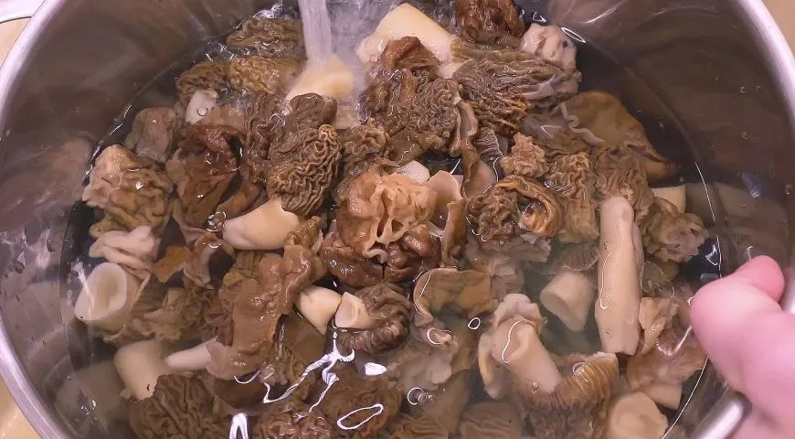 Запеченная картошка с грибами (строчки и сморчки): шаг 1