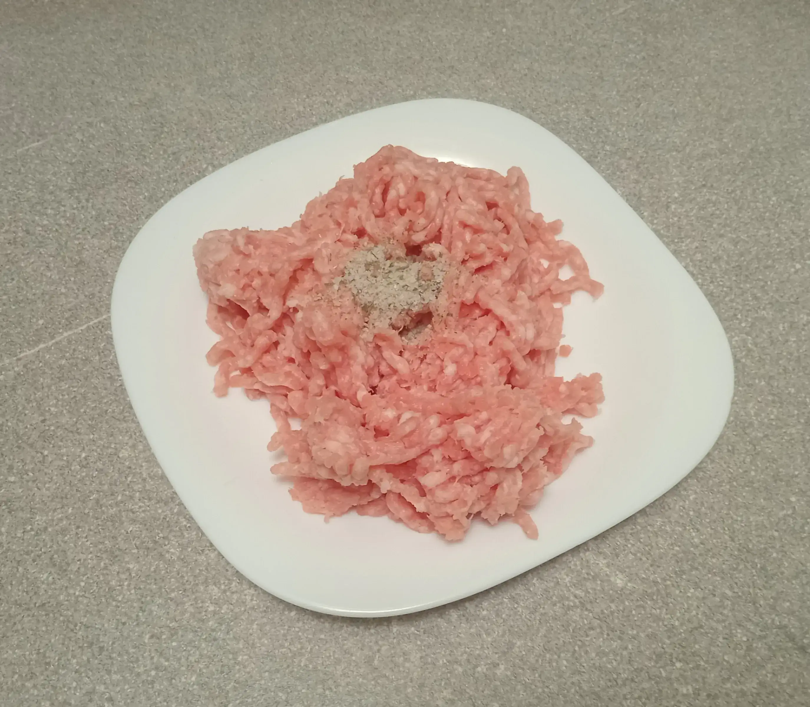 Запечённые бутерброды с фаршем и сыром: шаг 1