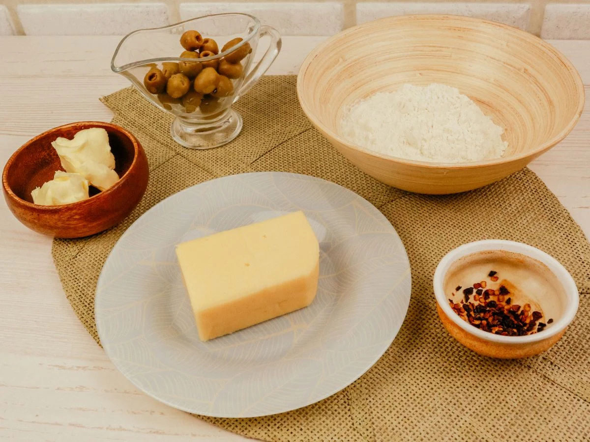 Шаг 1: Запеченные оливки в сырном тесте