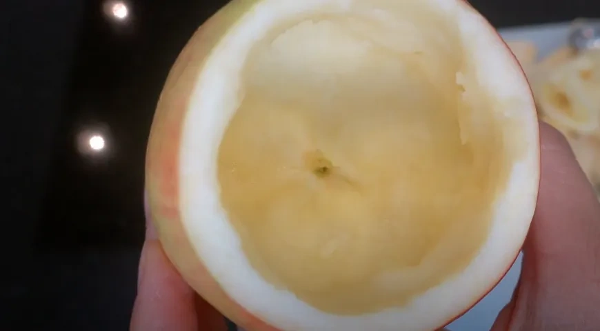 Запеченные яблоки с орехами и изюмом. // Печёные яблоки в духовке по-новому. Полезный десерт: шаг 1