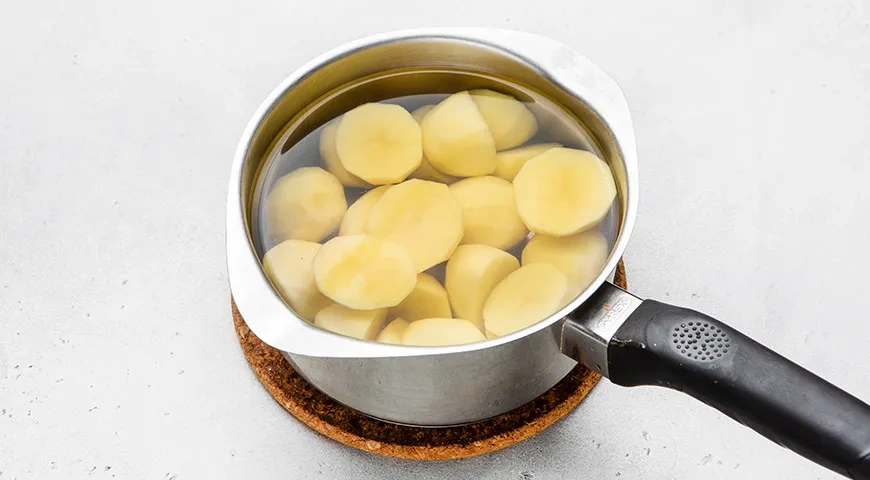 Запеченный жерех с картошкой и луком: шаг 1