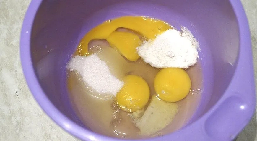 Заварные блины на молоке: шаг 1