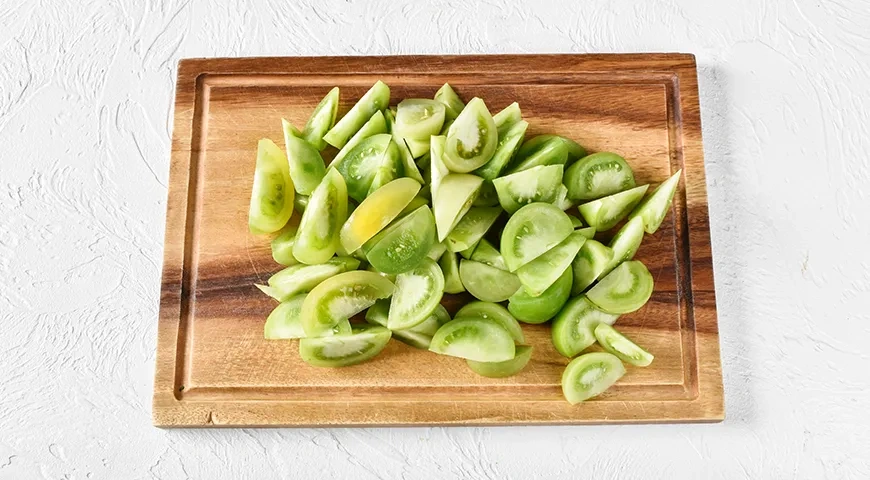 Зеленые помидоры дольками на зиму: шаг 1