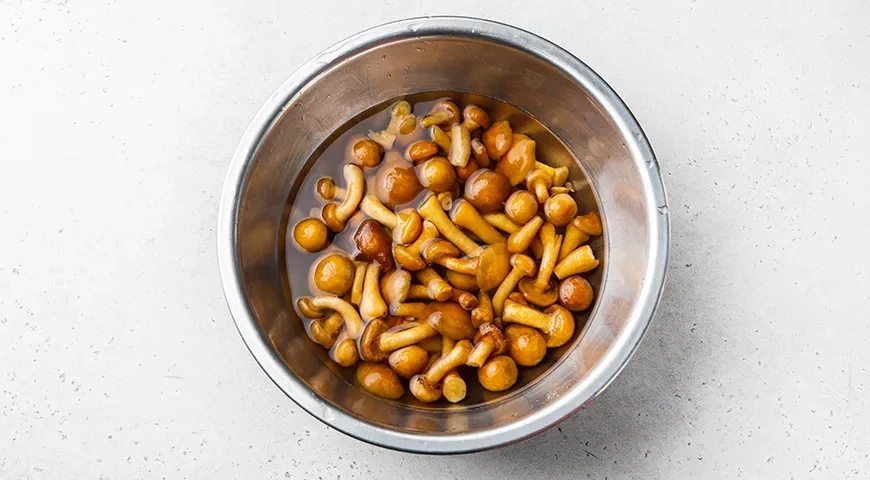 Жареная картошка с опятами: шаг 1